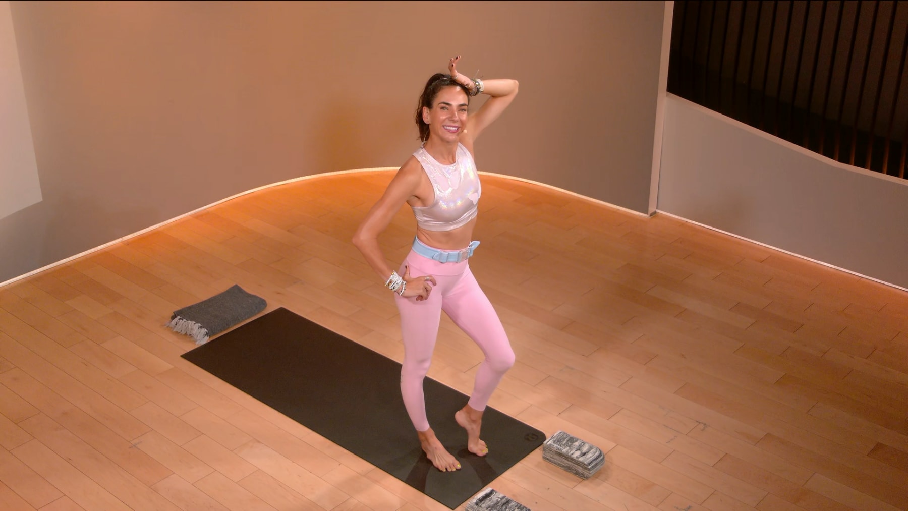 30 min Íconos Latinos Yoga Flow