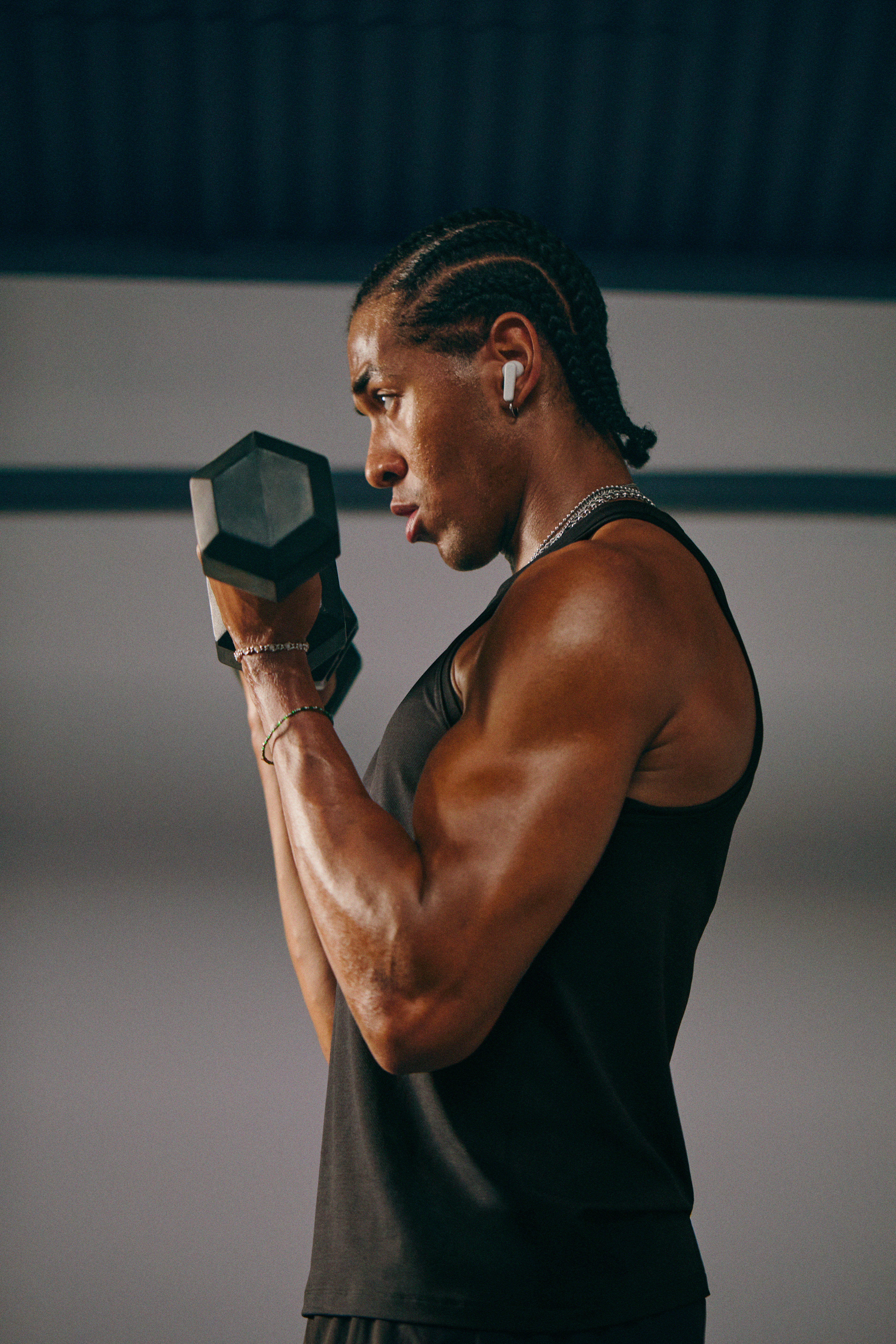 Person doing a strength training workout wondering how much muscle you can gain in a month.