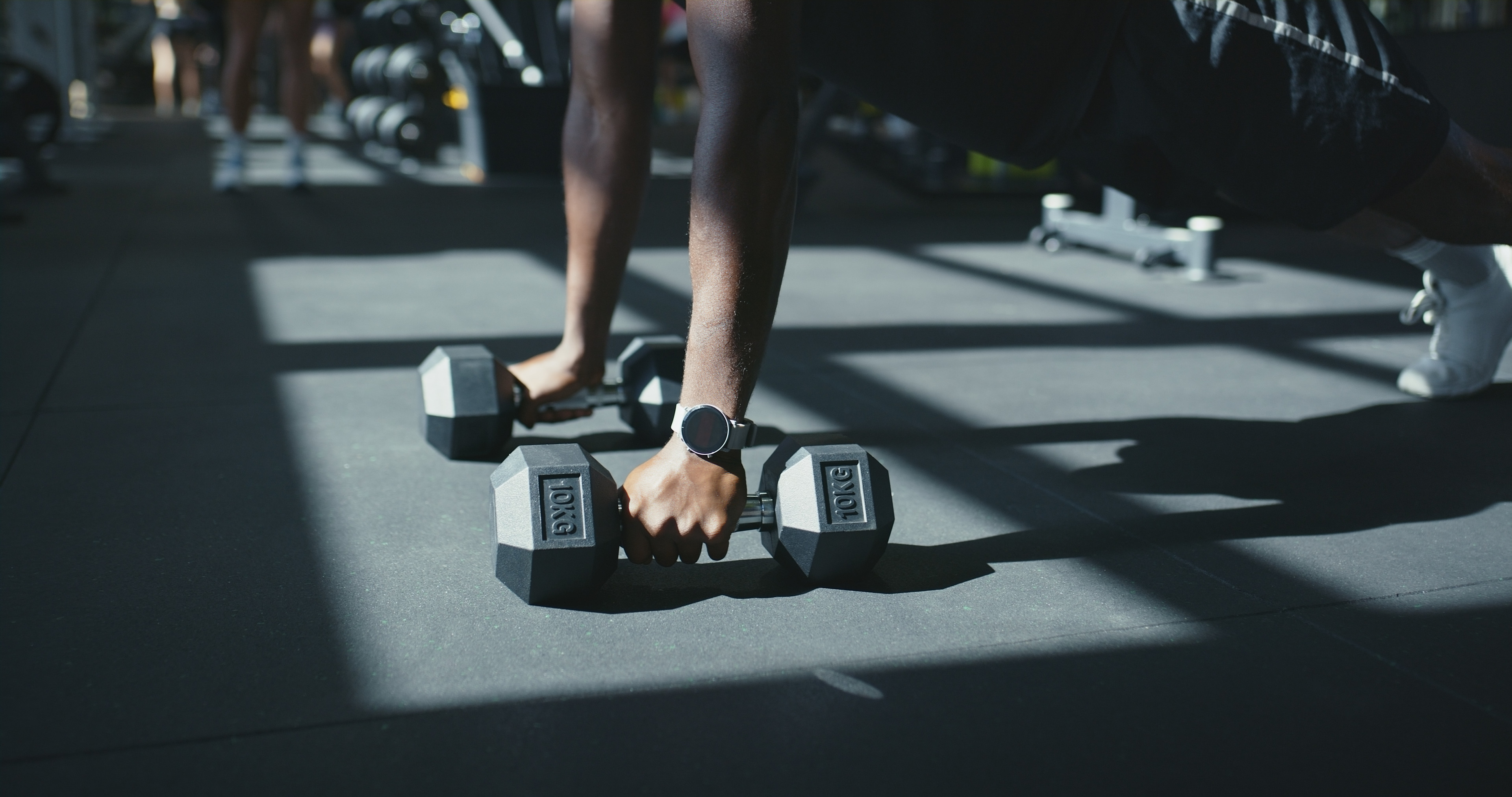 Man doing a renegade row while strength training wondering how much weight he should be lifting.