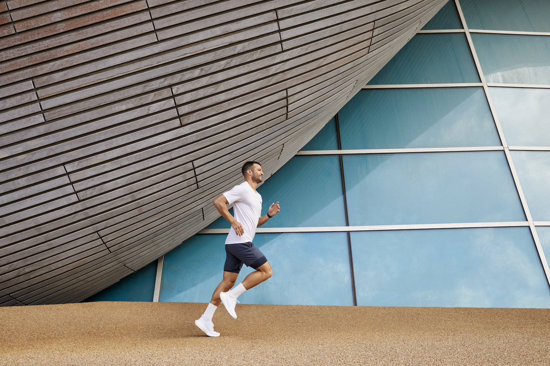 Man uses a half marathon training plan with Peloton while running outside