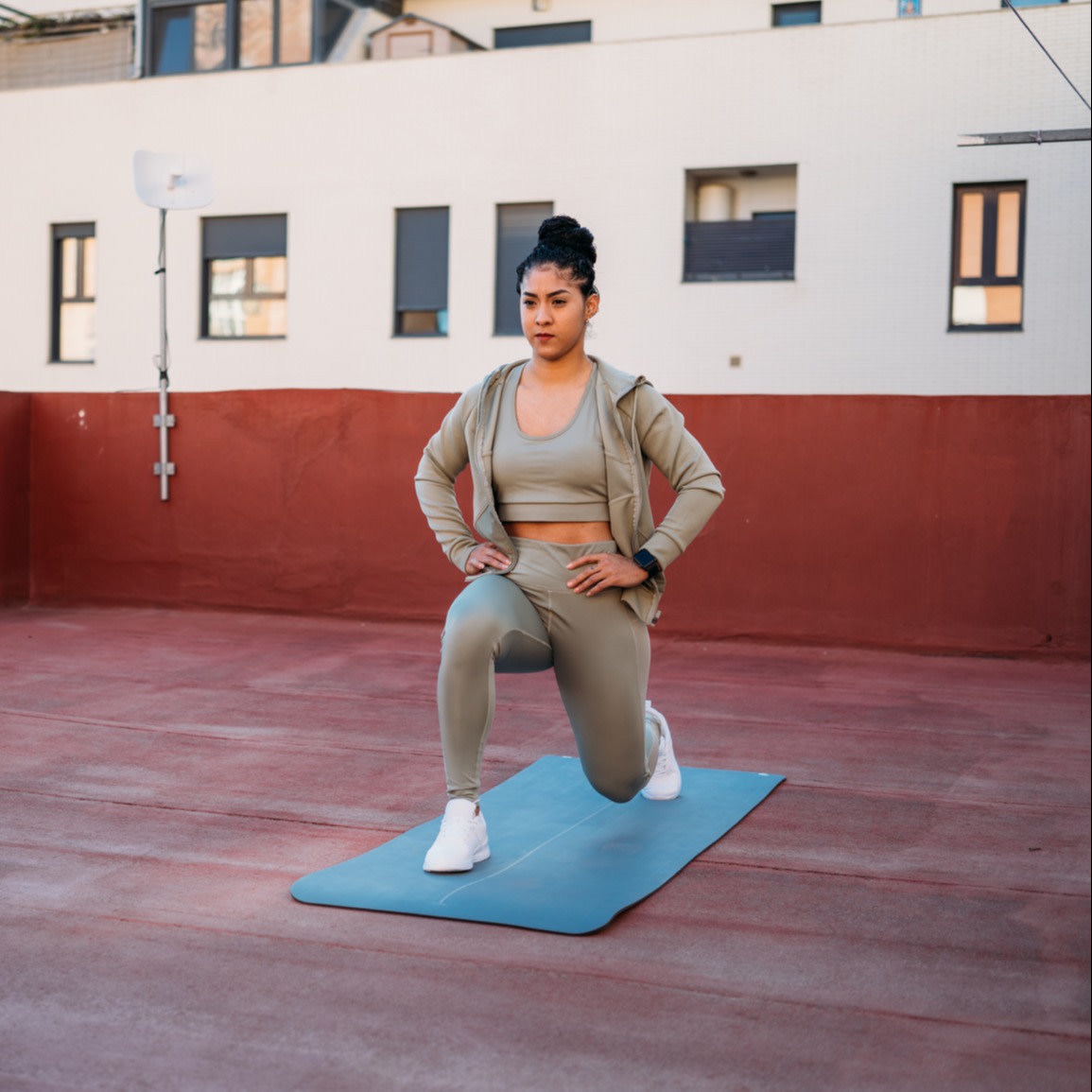 woman doing forward lunge bodyweight