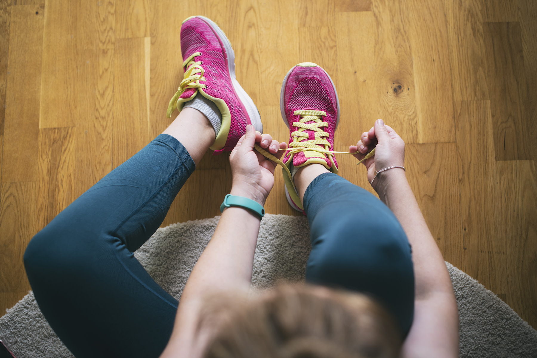 Woman puts on running shoes, pronation vs. supination