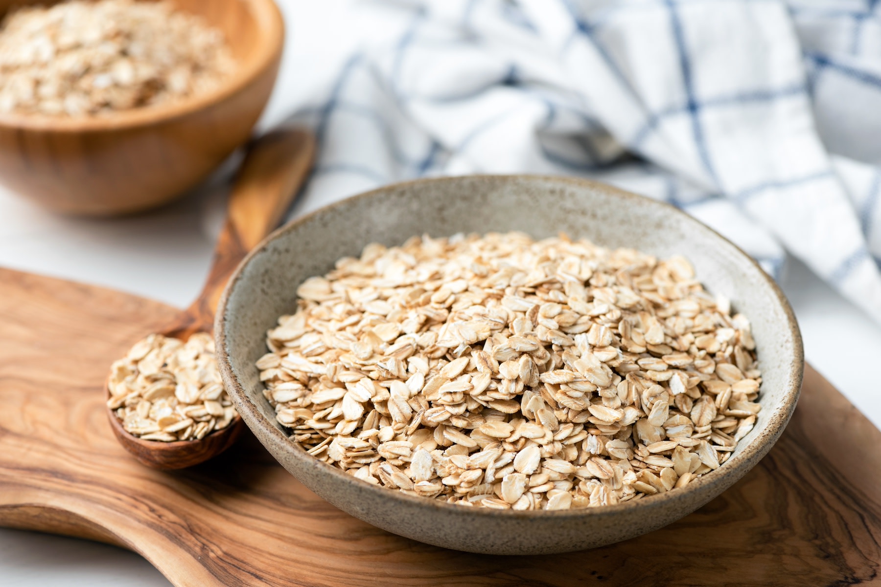 A bowl of dry oats.