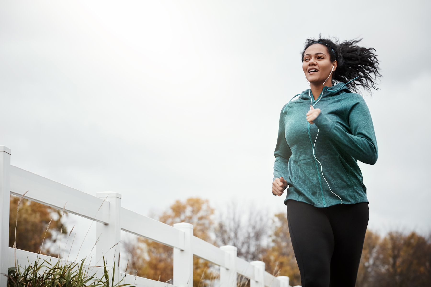 Woman runs outside, what muscles does running work