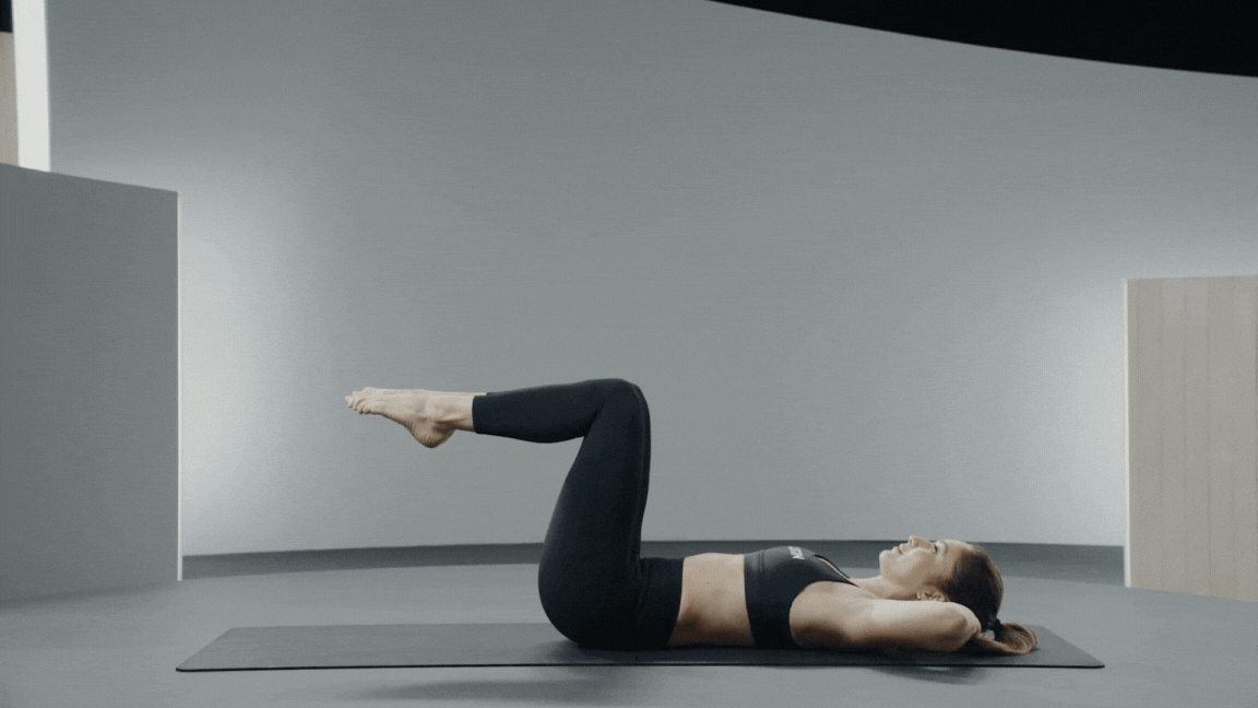 Peloton instructor Emma Lovewell demonstrates a Criss Cross rotational core exercise with proper form.