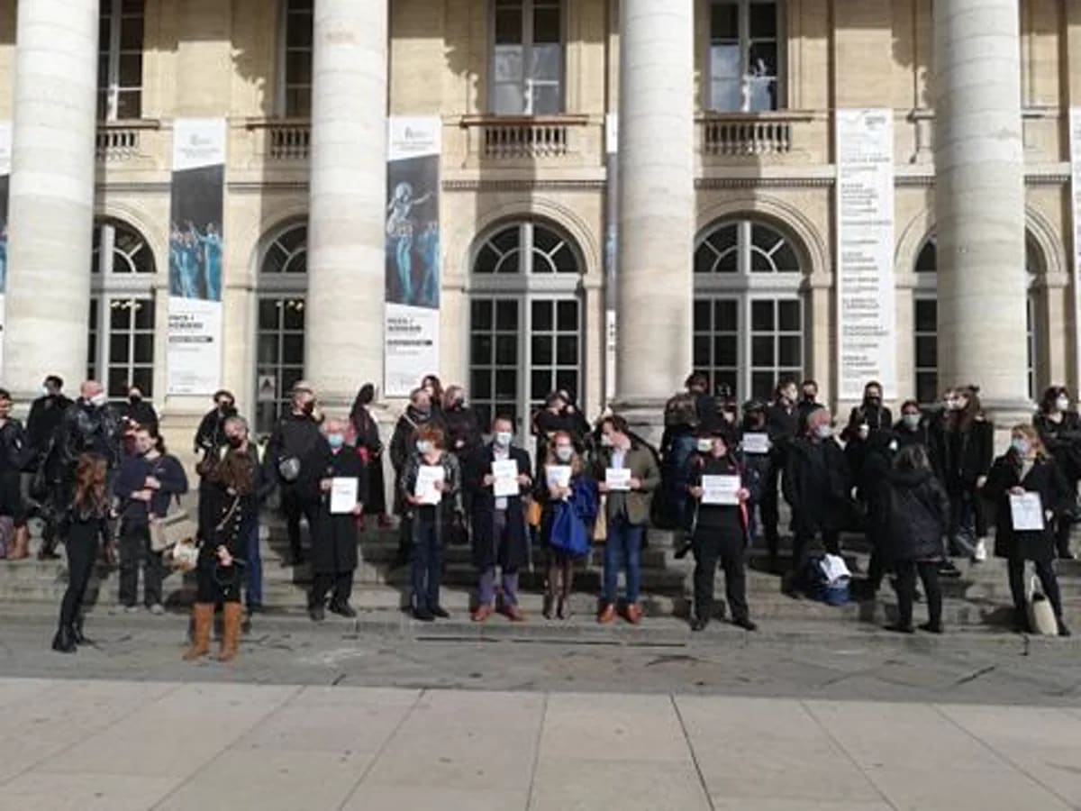 Photo de l’article publié par WIT FM — "Je suis la culture" : les intermittents du spectacle lancent un cri silencieux à Bordeaux