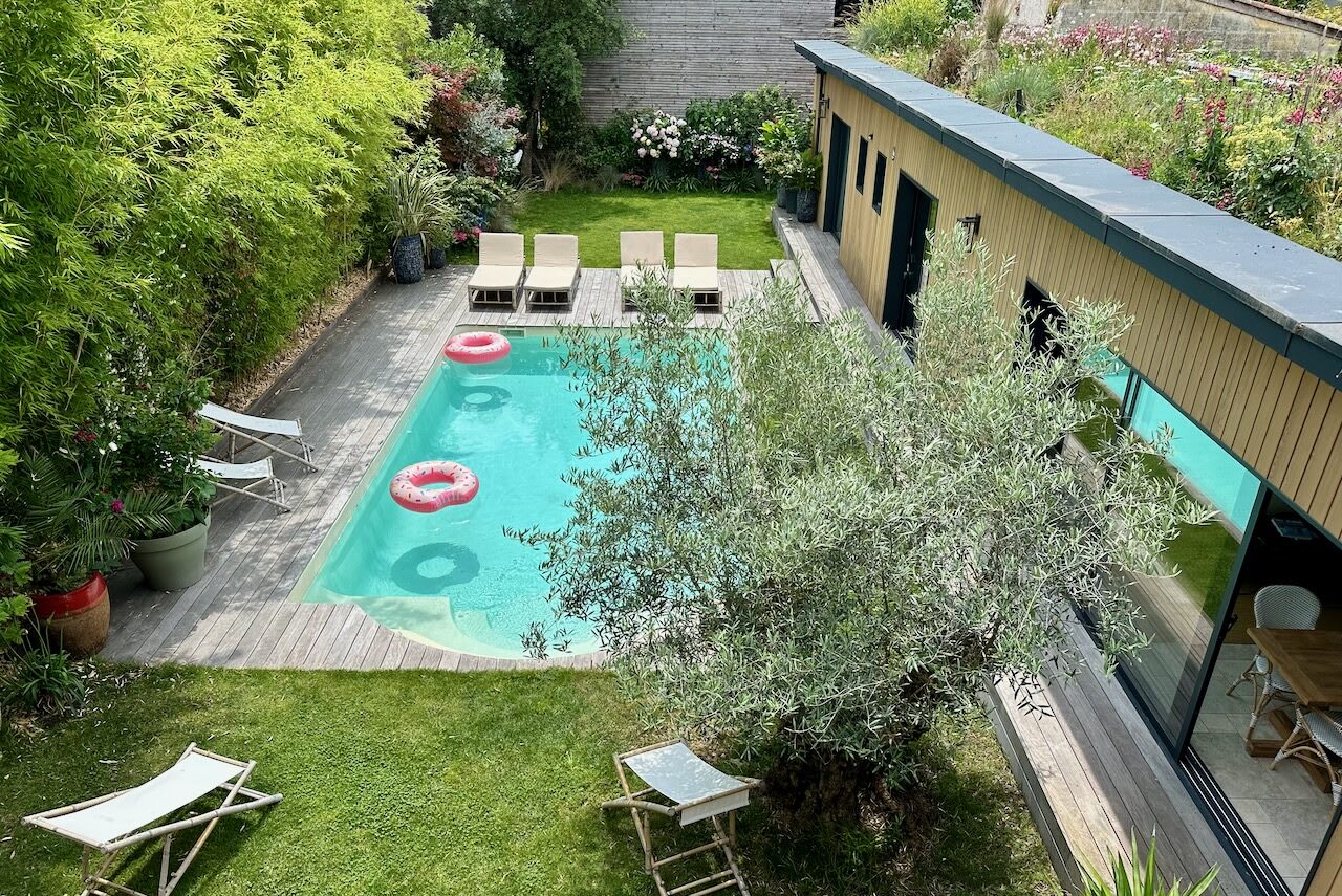 Salon cosy de la maison d’hôtes avec vue sur le jardin et la piscine à Bordeaux