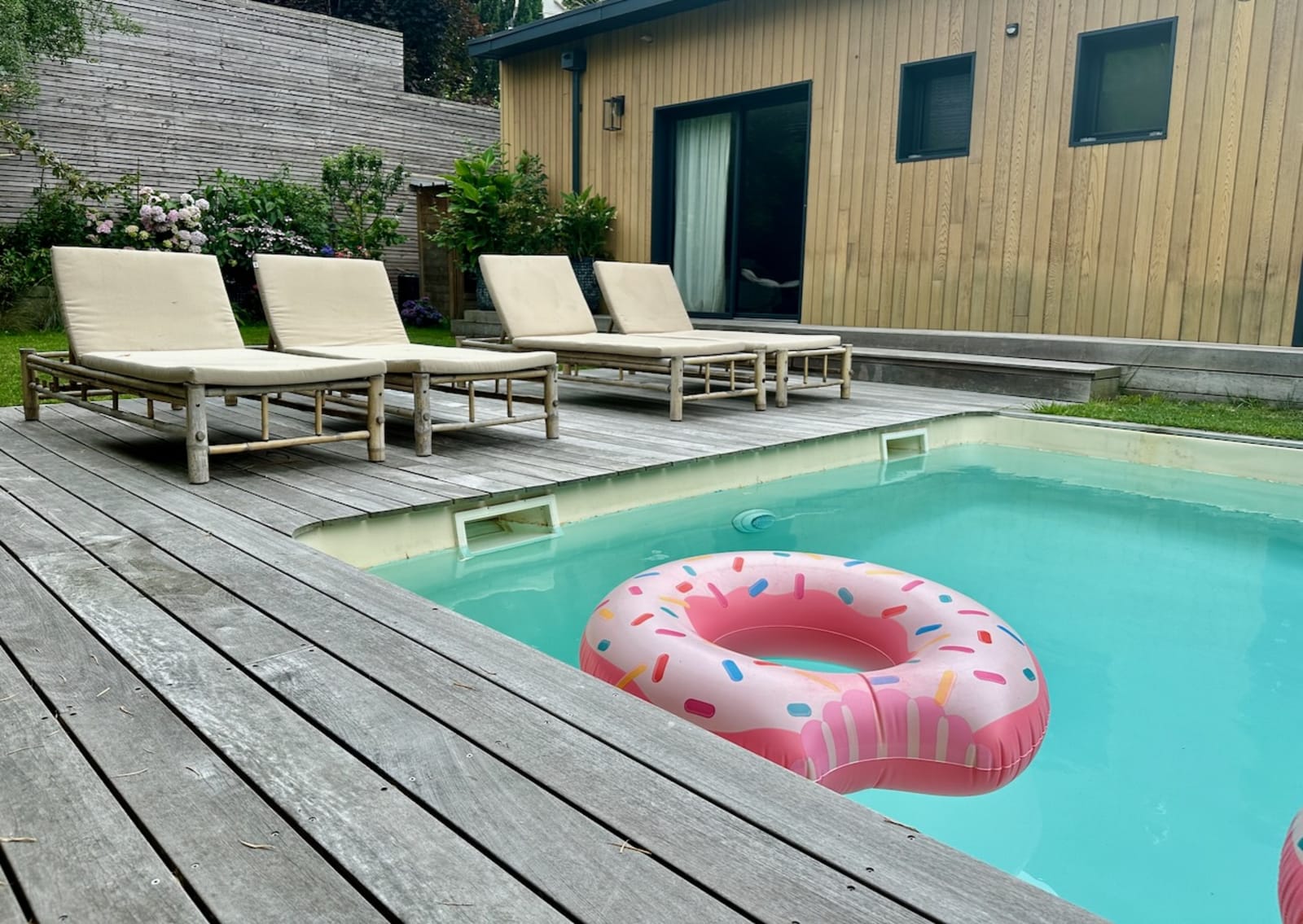La piscine extérieure au sel, chauffée et accessible aux voyageurs pendant la saison estivale.