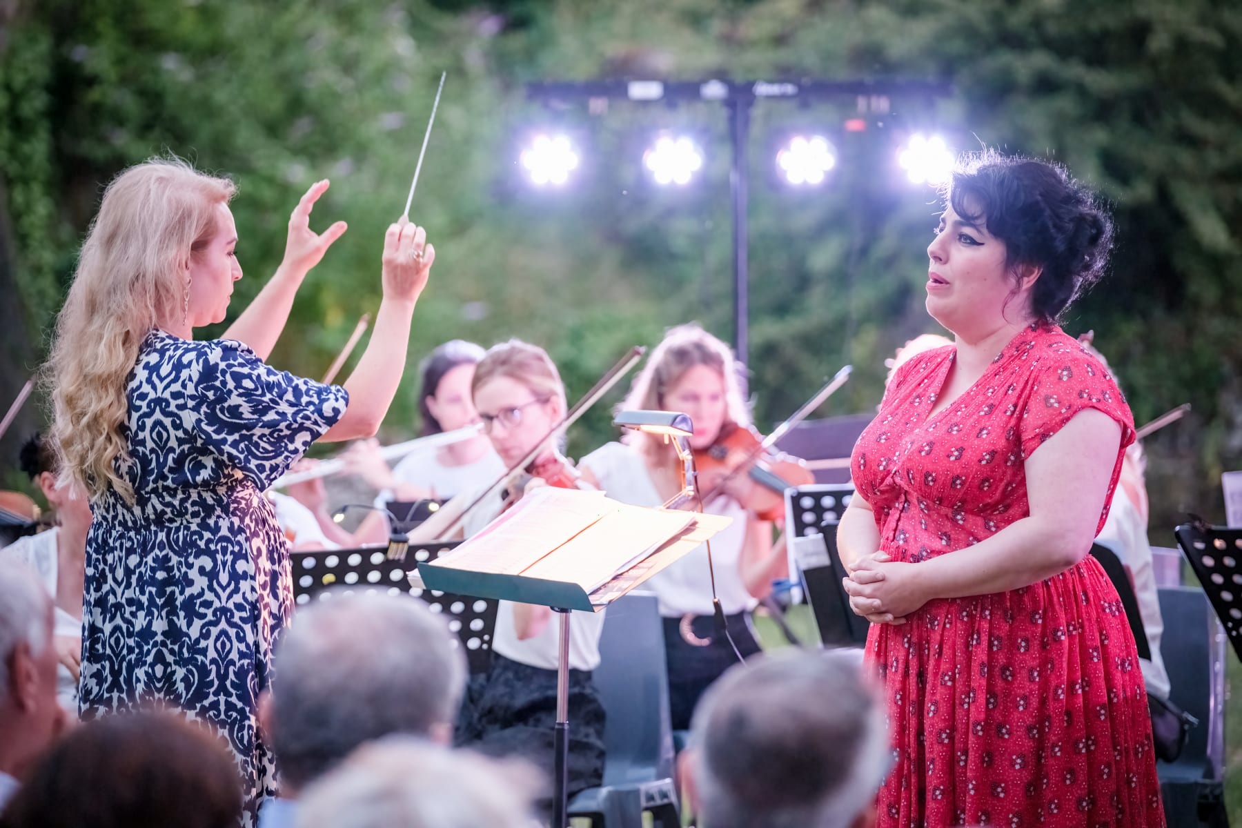 Maria Luisa Macellaro La Franca mentre dirige un’orchestra e una cantante al Palais Gallien