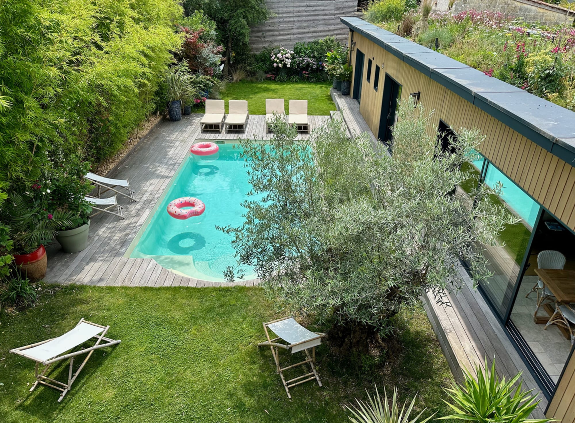 Le salon des Pénates Bordelaises ouvert sur le jardin et la piscine
