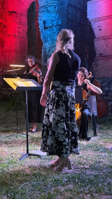 Maria Luisa joue du piano après une répétition aux Pénates Bordelaises