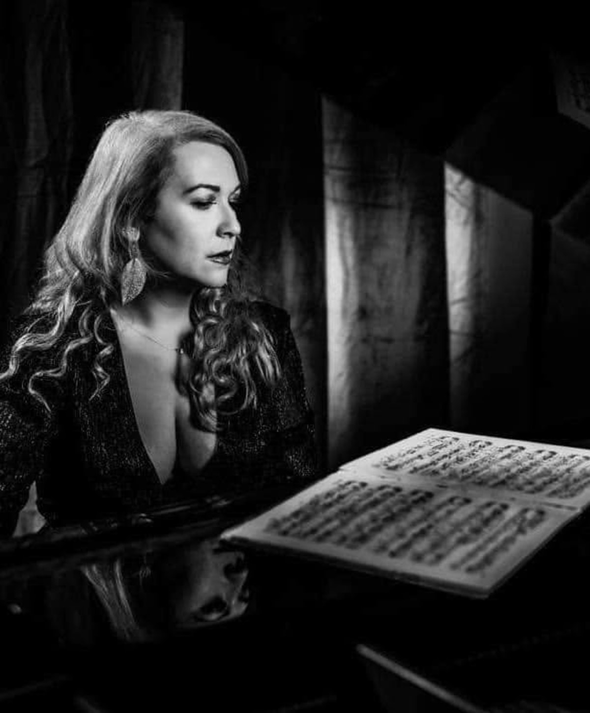 Maria Luisa Macellaro La Franca, baguette en main, en direction d'orchestre