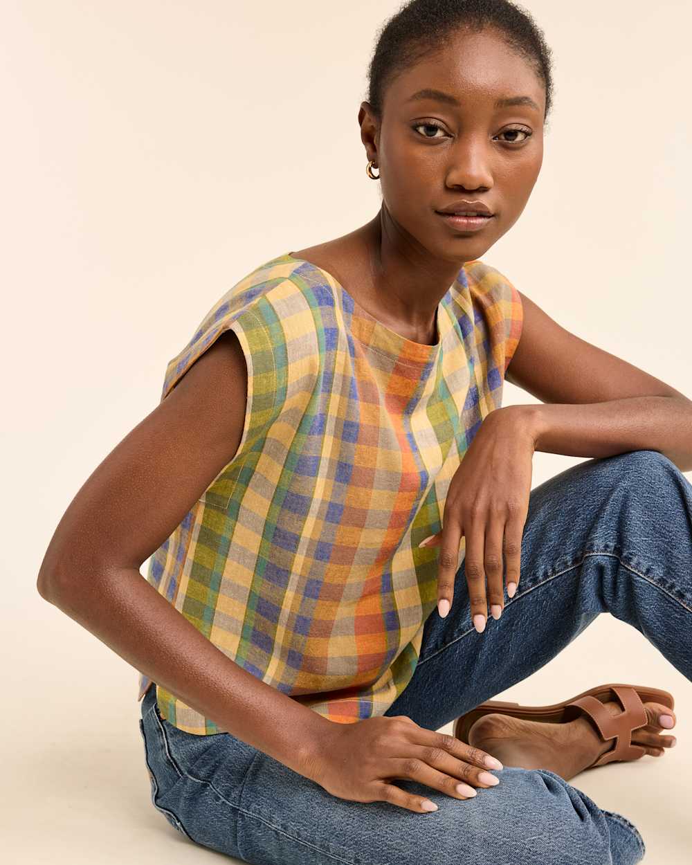 ALTERNATE VIEW OF WOMEN'S FLORA LINEN-BLEND POPOVER TOP IN WOODASH MULTI CHECK image number 4