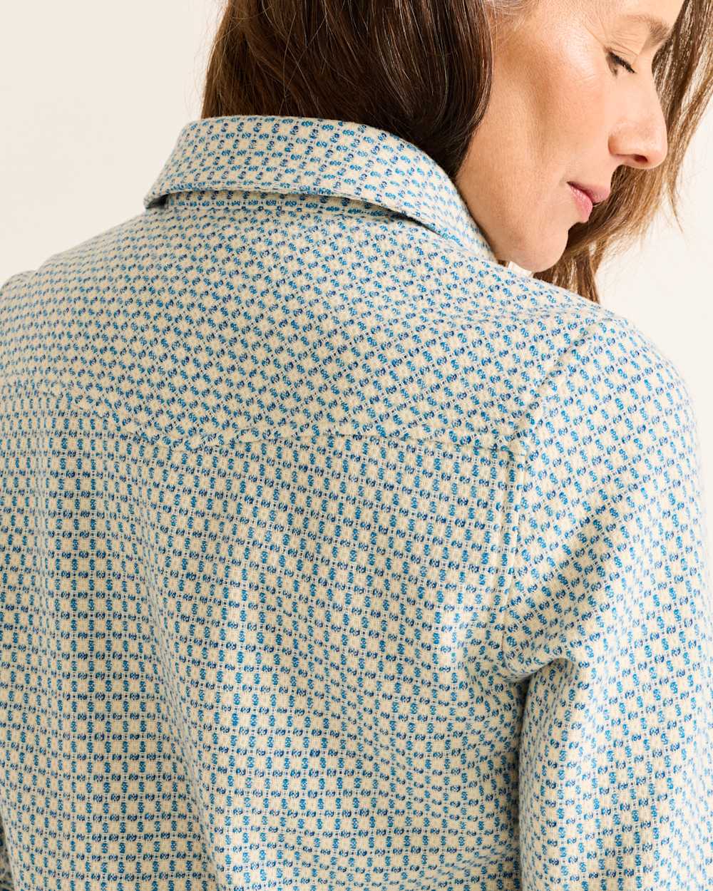 ALTERNATE VIEW OF WOMEN'S TEXTURED WOOL GAMBLER SHIRT IN BLUE TEXTURED CHECK image number 3