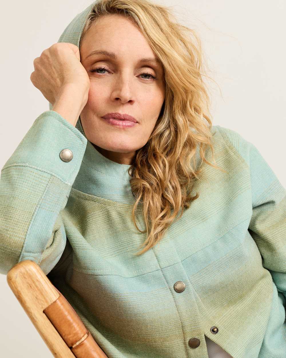 ALTERNATE VIEW OF WOMEN'S OMBRE TRAILSIDE WOOL HOODIE IN TEAL/TAN image number 5