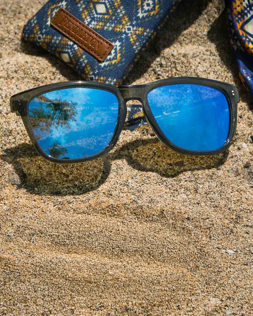 ALTERNATE VIEW OF SHWOOD X PENDLETON KEGON POLARIZED SUNGLASSES IN EMERALD CRYSTAL/NAVY TRAIL image number 4