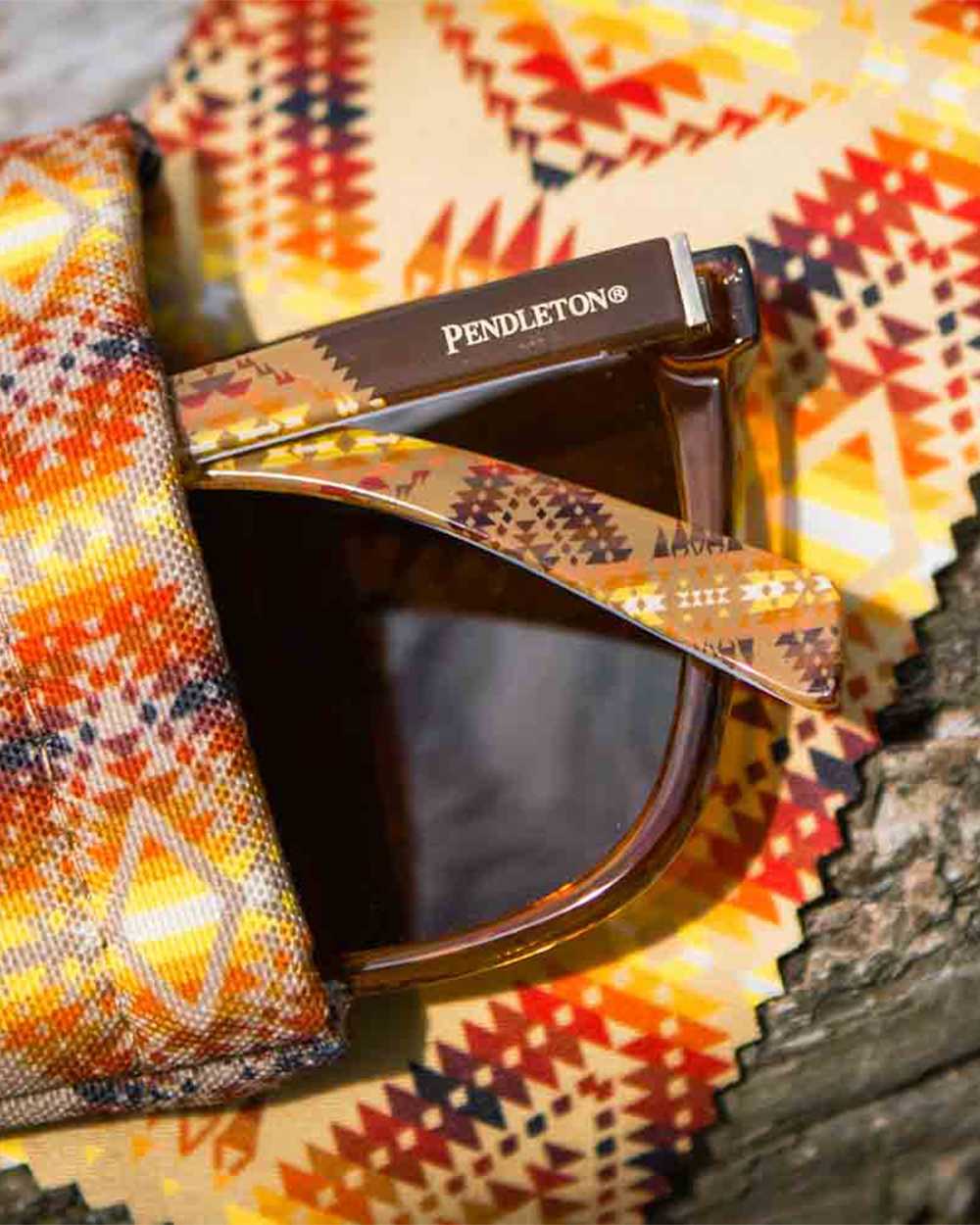 ALTERNATE VIEW OF SHWOOD X PENDLETON RYLAHN POLARIZED SUNGLASSES IN BROWN CRYSTAL/MISSION TRAILS image number 4