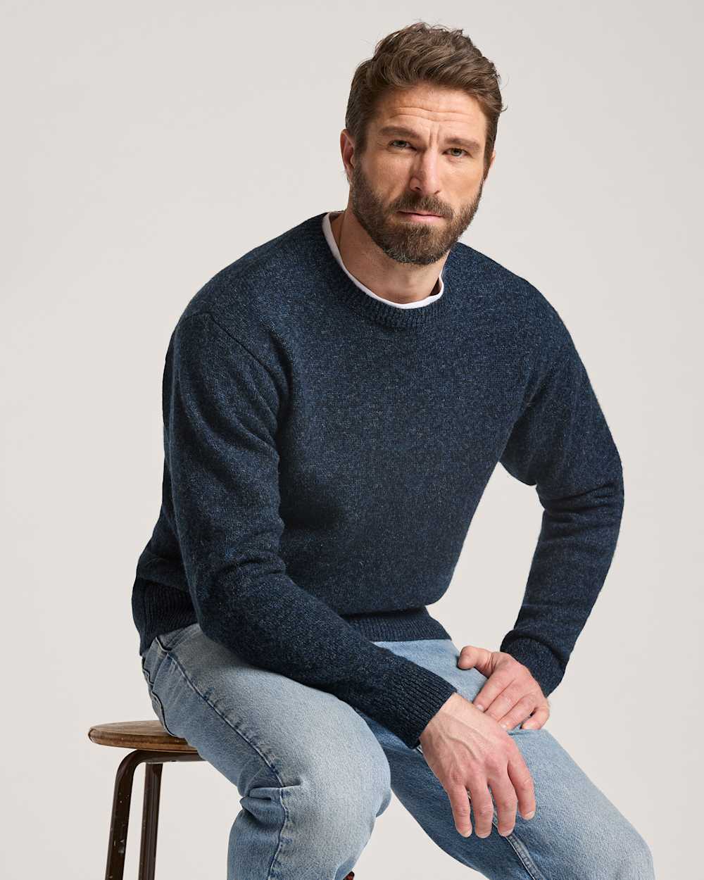 MEN'S SHETLAND COLLECTION SWEATER IN INDIGO HEATHER image number 1