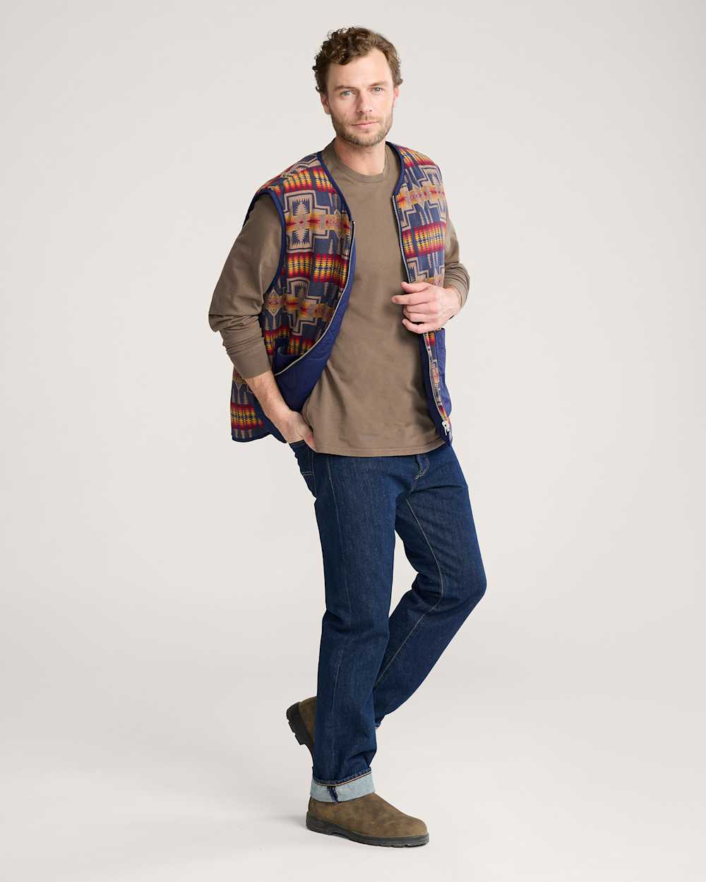 ALTERNATE VIEW OF MEN'S PENDLETON UK HARDING REVERSIBLE QUILTED VEST IN NAVY image number 4