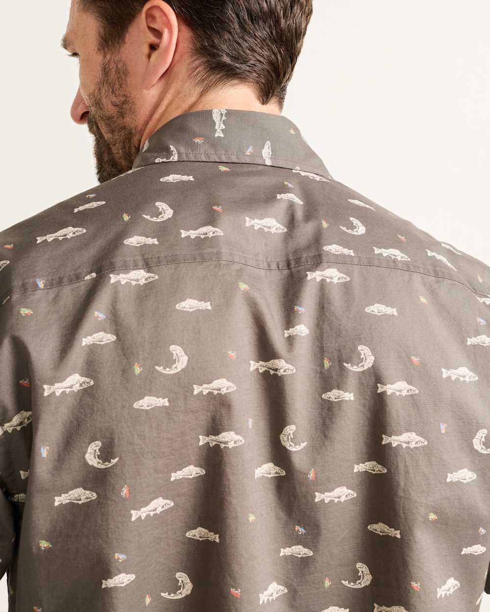 ALTERNATE VIEW OF MEN'S SHORT-SLEEVE SHORELINE COTTON SHIRT IN GREY FISH image number 5