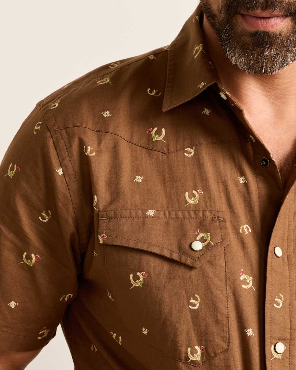 ALTERNATE VIEW OF MEN'S SHORT-SLEEVE LARAMIE SNAP-FRONT SHIRT IN BROWN HORSESHOE image number 4