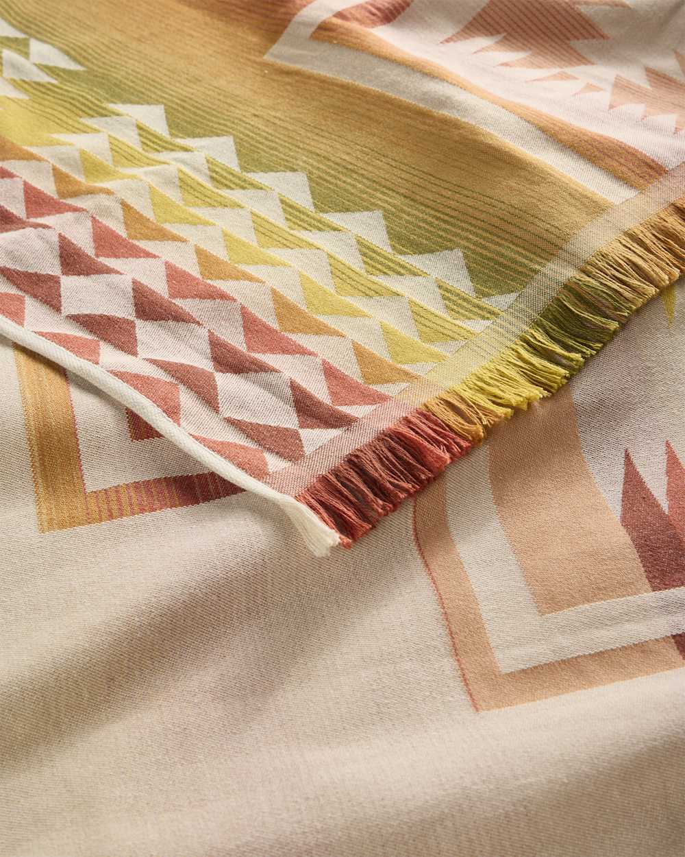 ALTERNATE VIEW OF LIGHTWEIGHT SUNSEEKER TOWEL IN CORAL HARDING image number 2