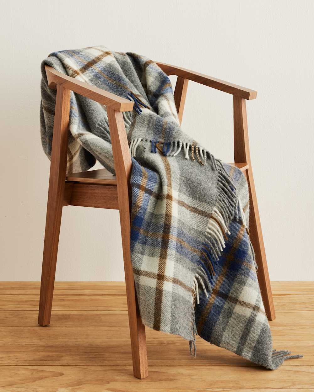 ALTERNATE VIEW OF MOTOR ROBE THROW WITH CARRIER IN RALEIGH PLAID image number 3