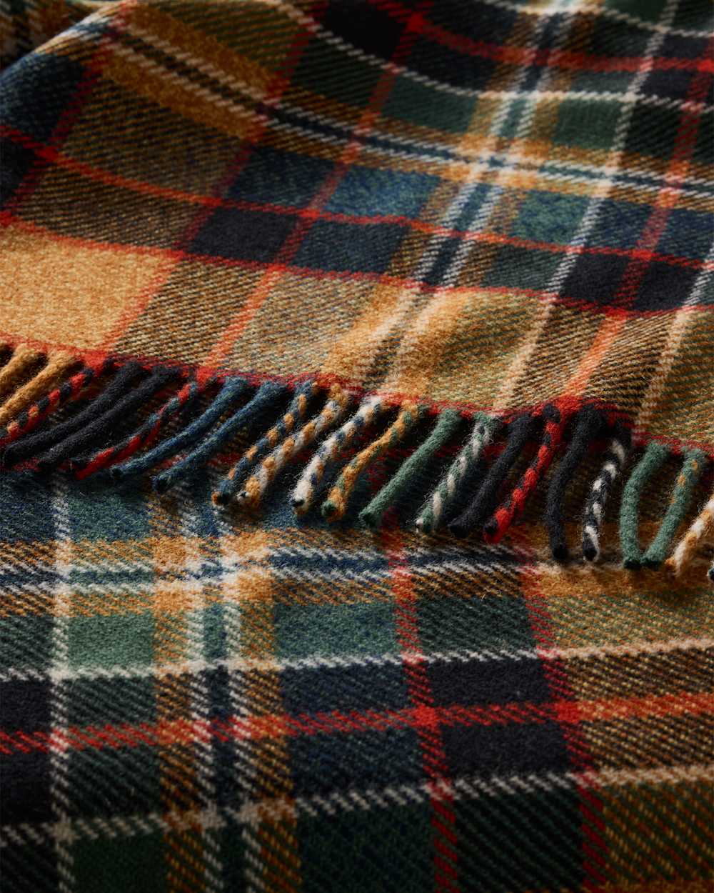 ALTERNATE VIEW OF FIRESIDE THROW IN SYCAMORE GOLD/GREEN image number 5