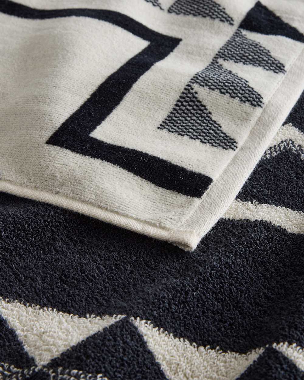 ALTERNATE VIEW OF OXBOW SPA TOWEL IN BLACK/WHITE image number 4