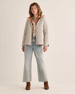 WOMEN'S QUILTED HOODED JACKET IN FOG/TOMATO image number 1
