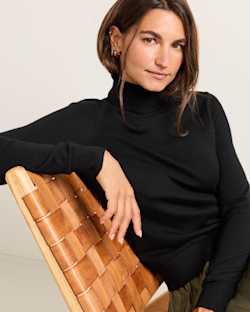 ALTERNATE VIEW OF WOMEN'S MERINO TURTLENECK IN BLACK image number 4