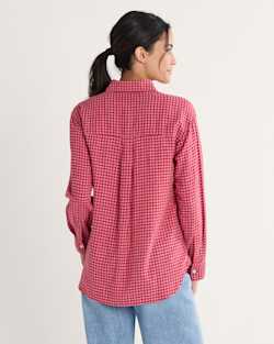 ALTERNATE VIEW OF WOMEN'S COASTAL LINEN SHIRT IN PINK CHECK image number 2
