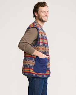 ALTERNATE VIEW OF MEN'S PENDLETON UK HARDING REVERSIBLE QUILTED VEST IN NAVY image number 5