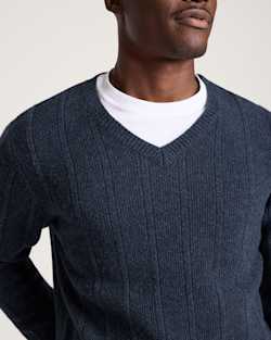 ALTERNATE VIEW OF MEN'S MIXED STITCH MERINO V-NECK SWEATER IN INDIGO HEATHER image number 4