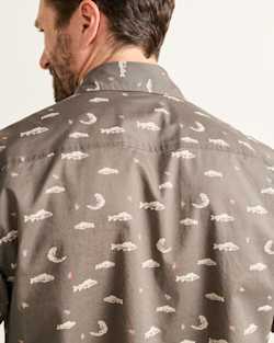 ALTERNATE VIEW OF MEN'S SHORT-SLEEVE SHORELINE COTTON SHIRT IN GREY FISH image number 5
