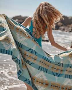 ALTERNATE VIEW OF LIGHTWEIGHT SUNSEEKER TOWEL IN AQUA RANCHO ARROYO image number 4