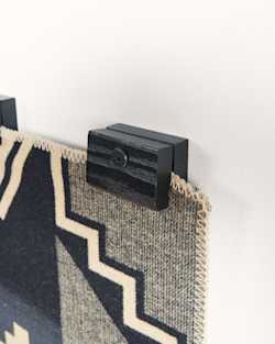 ALTERNATE VIEW OF QUILT HANGER CLIPS IN BLACK image number 3