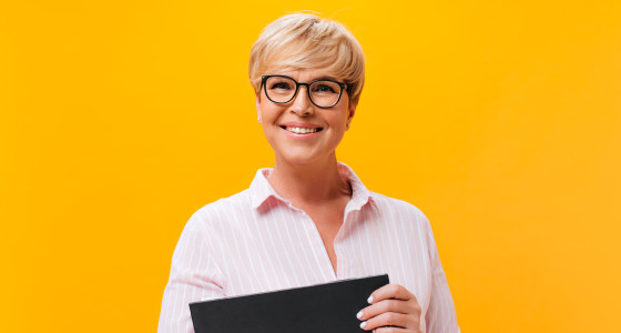 Shocked lady staring at a laptop screen