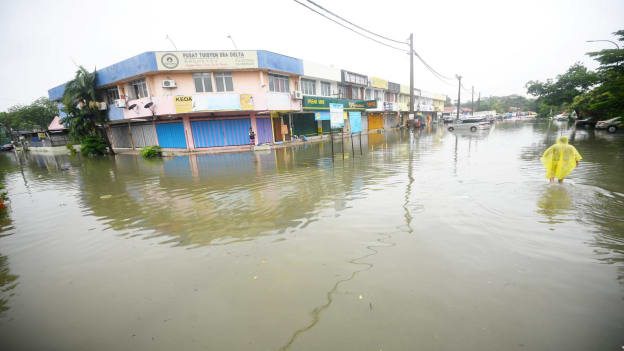 Malaysian PM urges companies to give employees flood emergency leave