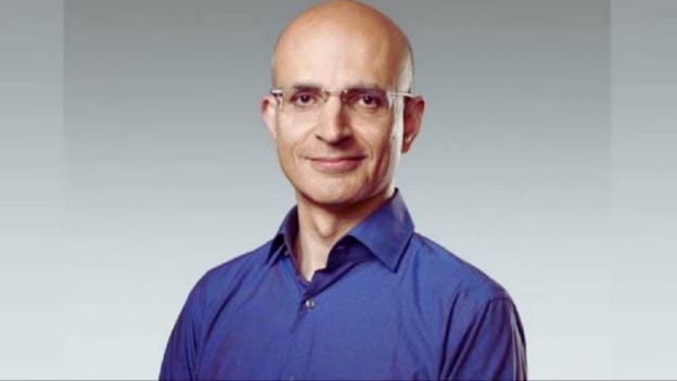 Apple names Indian-origin Sabih Khan as Chief Operating Officer Apple names Indian-origin Sabih Khan as Chief Operating Officer