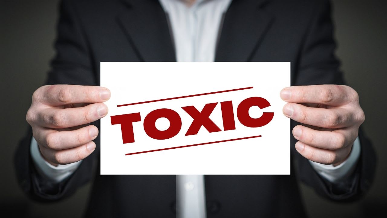 Article How To Handle A Toxic Boss — People Matters 