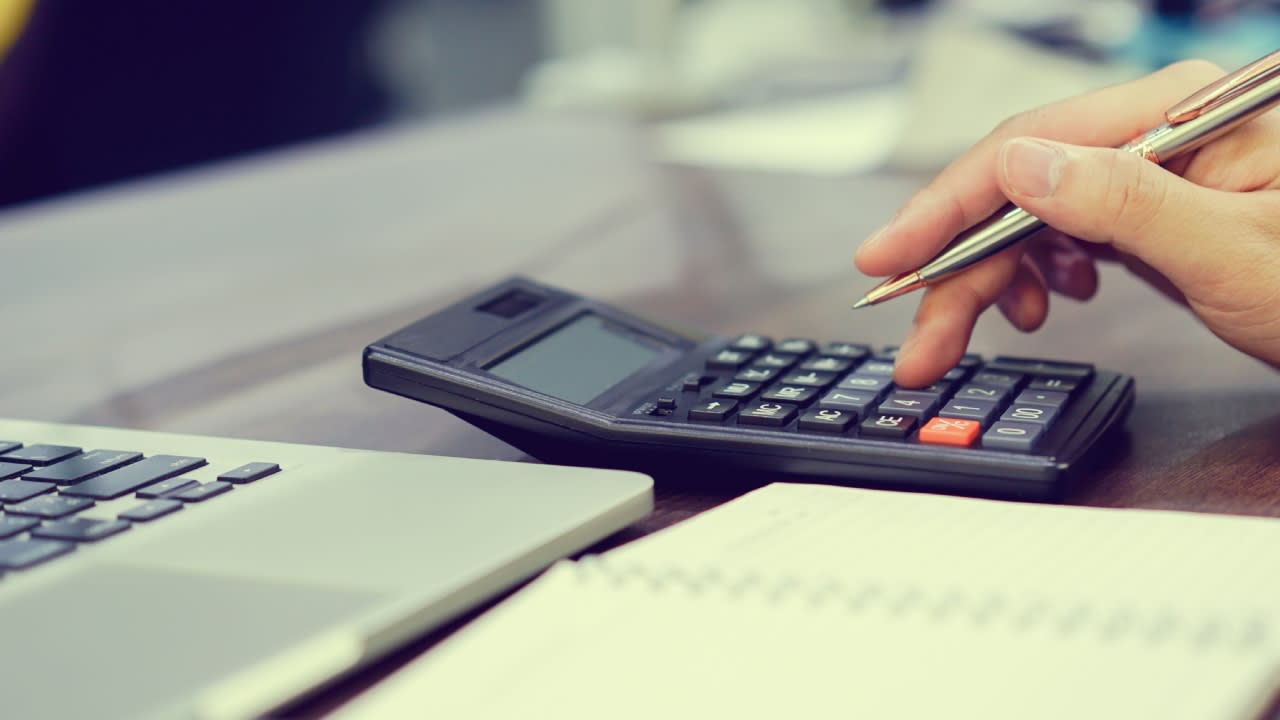 Cost keeping. Bookkeeping stress. Cost keeping. Unhappy with online purchases. Disgruntled client фото.