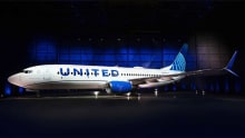 United Airlines plans 30% cut to management ranks