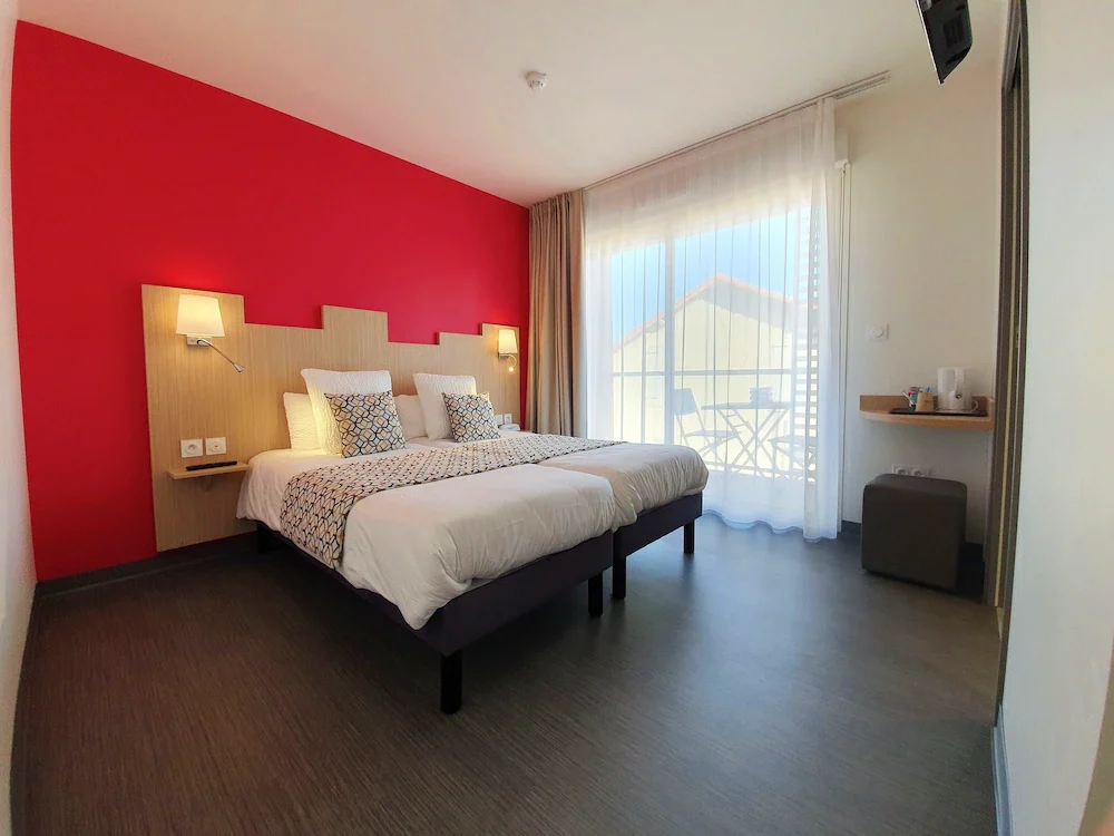 Le Virevent Hotel In Saint Raphaël 2*