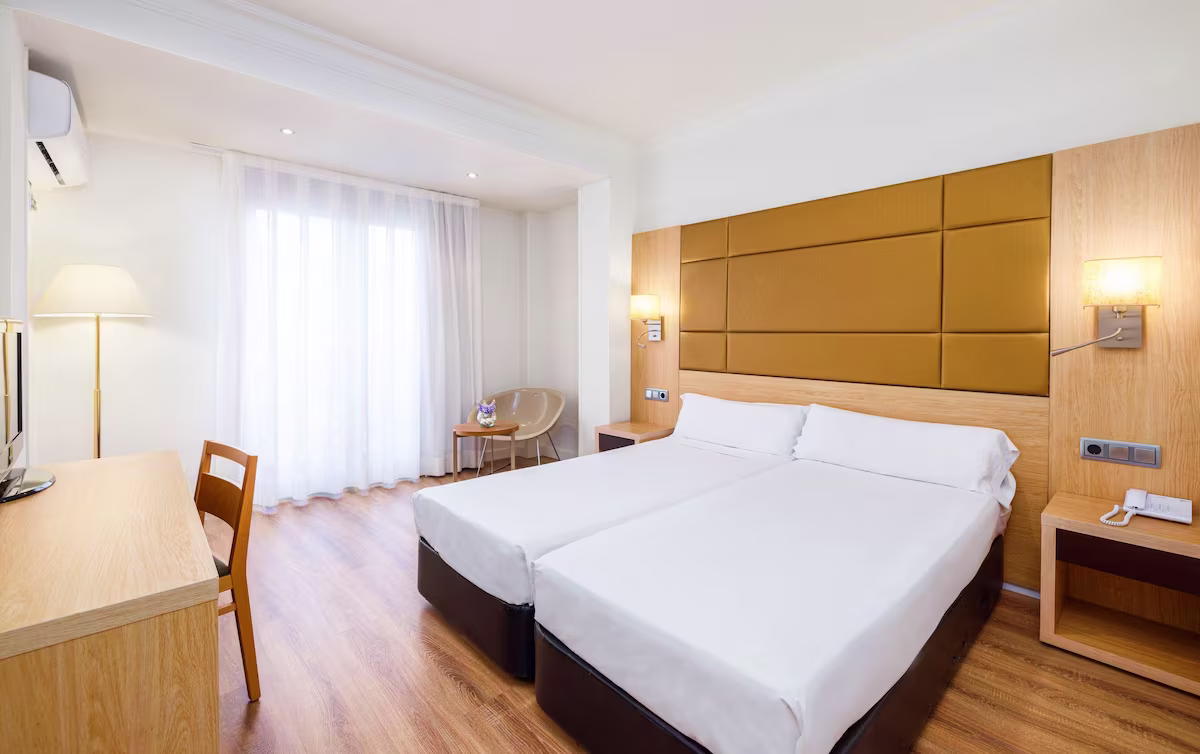Hotel Virgen De Los Reyes 4*