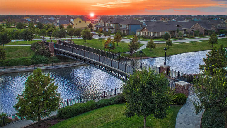 The Best Suburbs Near Houston for Families Buying a New Home