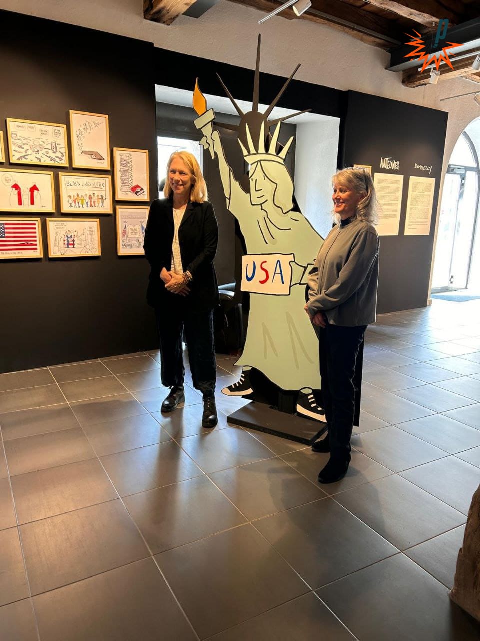 Liza Donelly und Ann Telnaes in ihrer Ausstellung in Morges