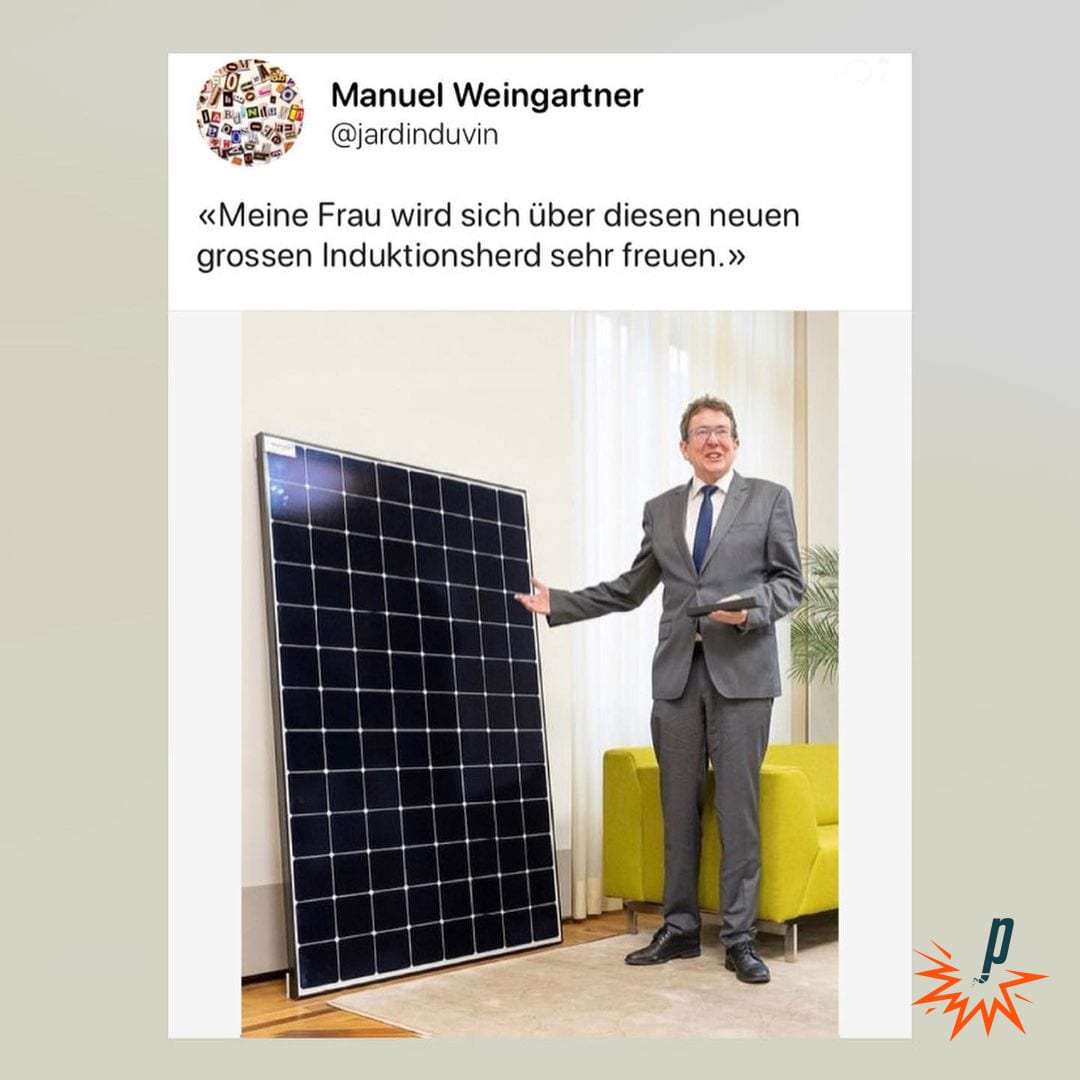 Albert Rösti mit einem Solarpanel: Meine Frau wird sich über diesen neuen grossen Induktionsherd sehr freuen.