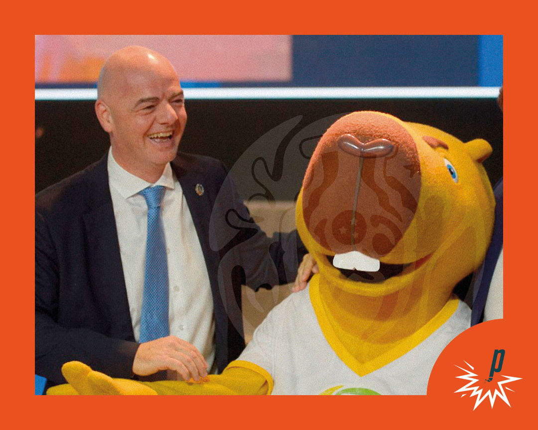 Foto von Gianni Infantion mit einem Fussball-Maskottchen