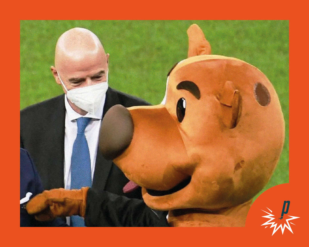 Foto von Gianni Infantion mit einem Fussball-Maskottchen